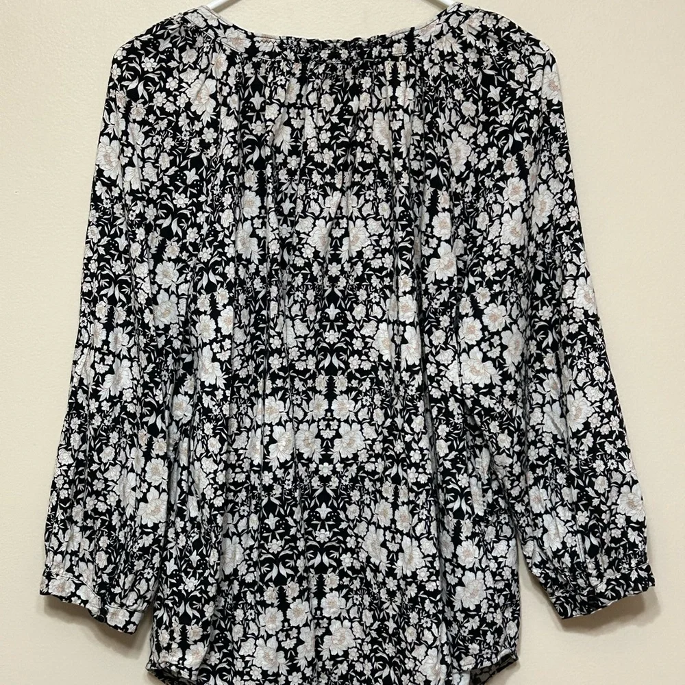 💜Half Off💜St. John's Bay Black and White Floral Peasant Blouse EUC Size XLT - Picture 2 of 4